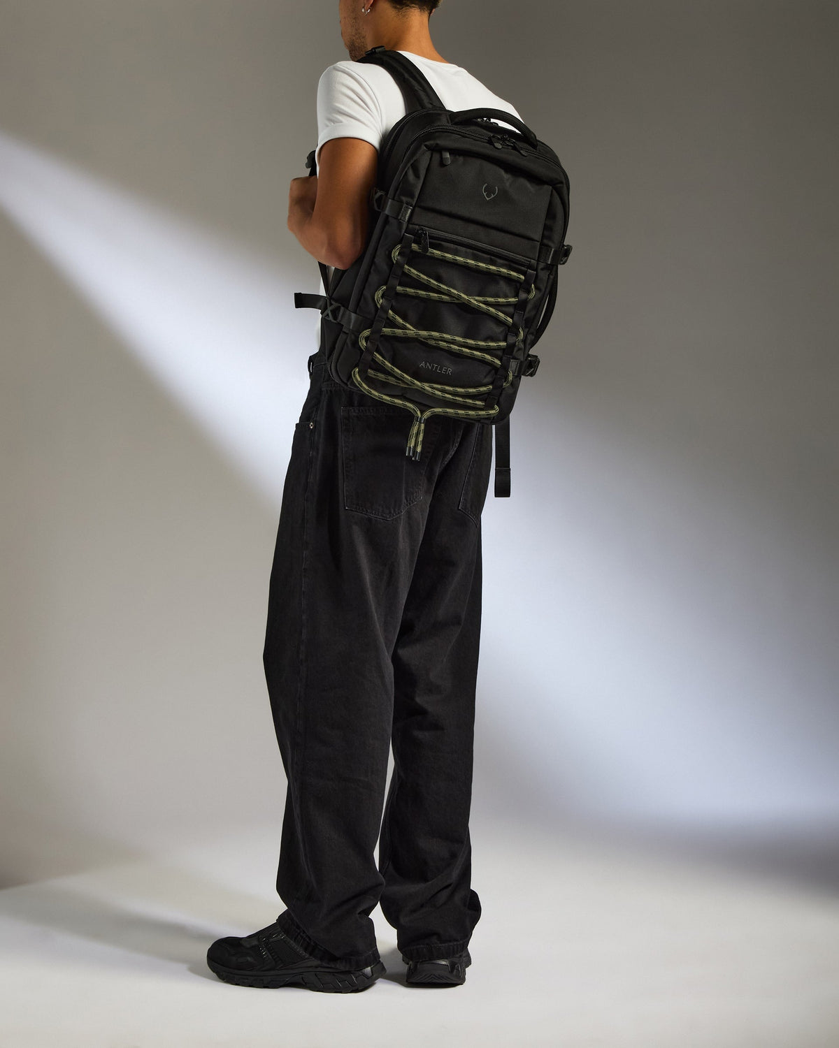Discovery 28L Backpack in Carbon Black
