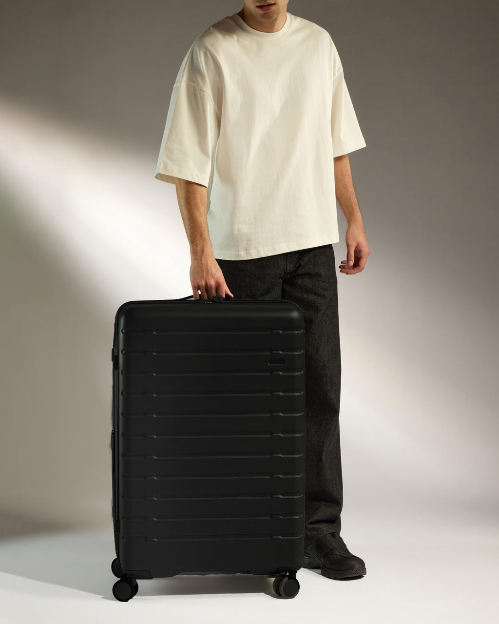 Large Suitcase in Midnight Black - Stamford 2.0