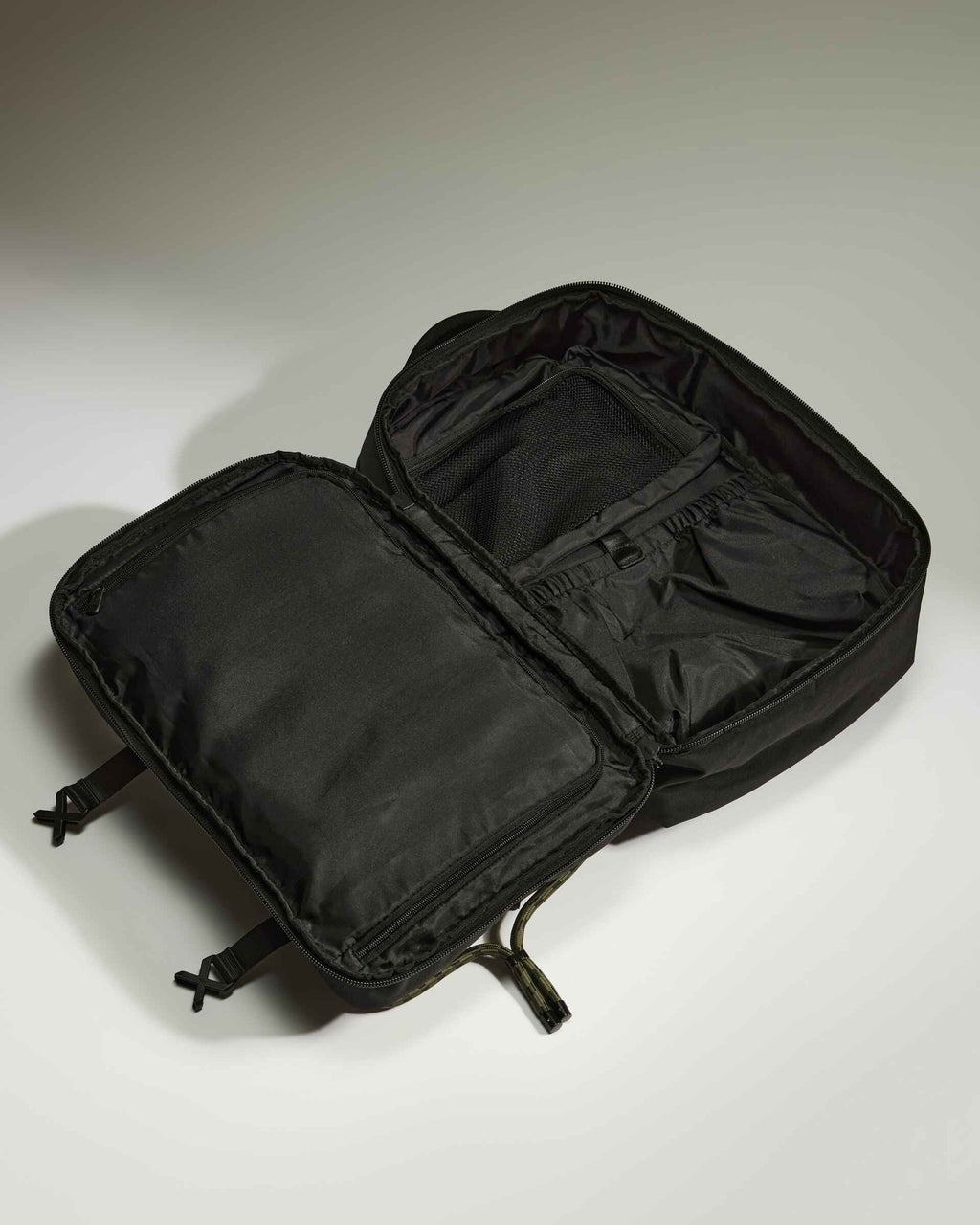 Discovery 28L Backpack in Carbon Black
