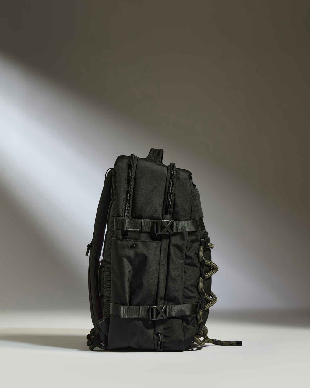 Discovery 28L Backpack in Carbon Black