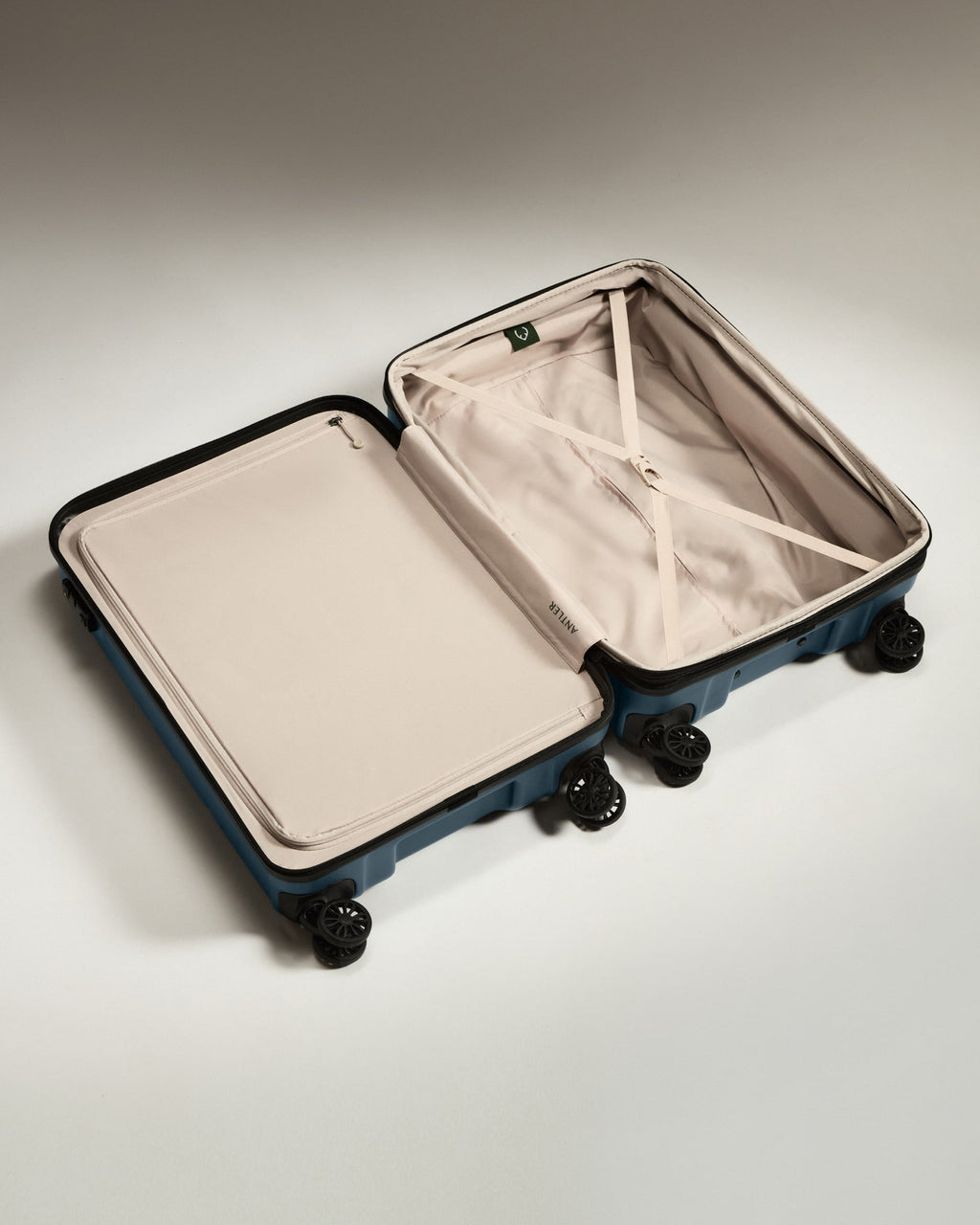 Medium Suitcase in Blue Grey - Logo