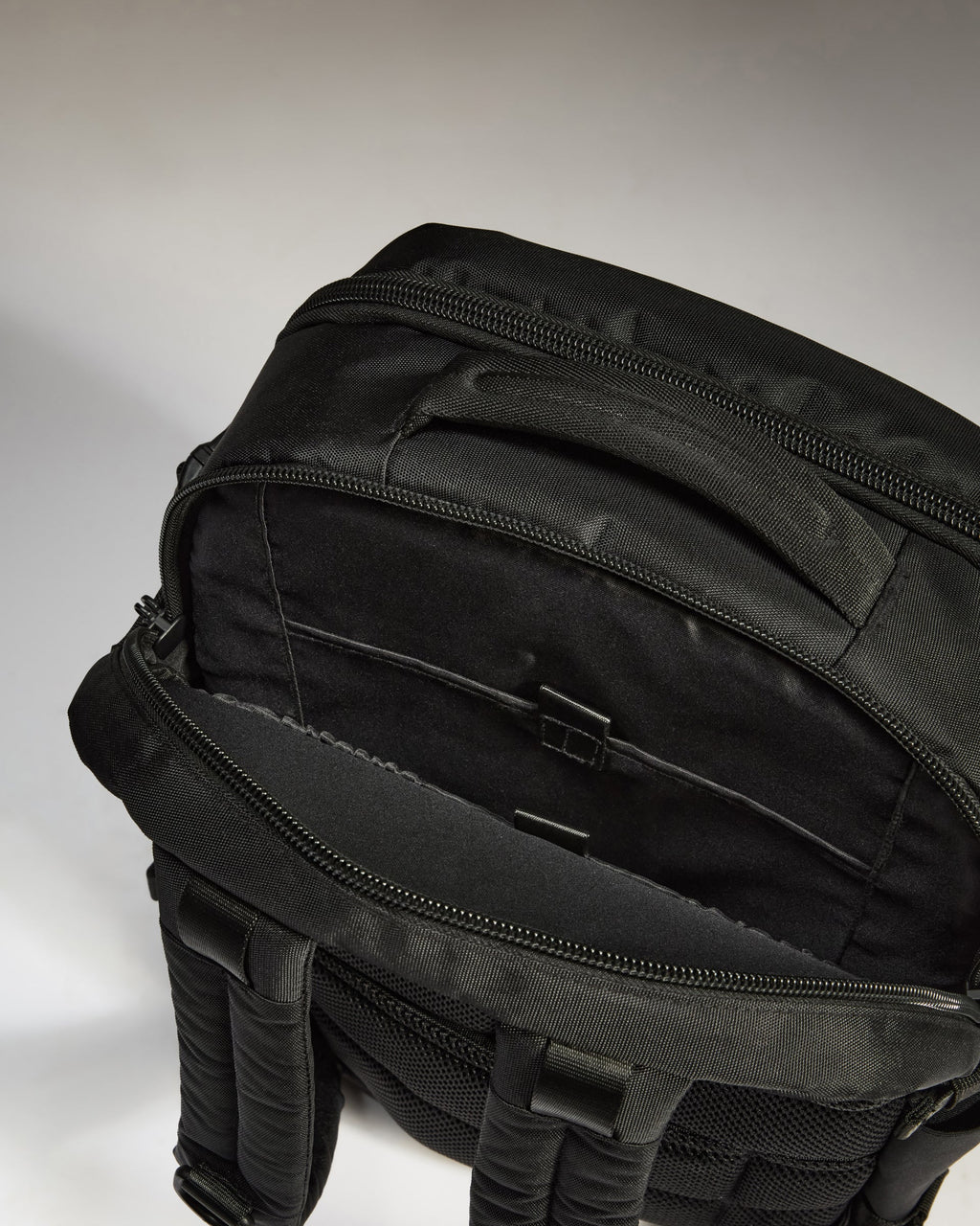 Discovery 28L Backpack in Black