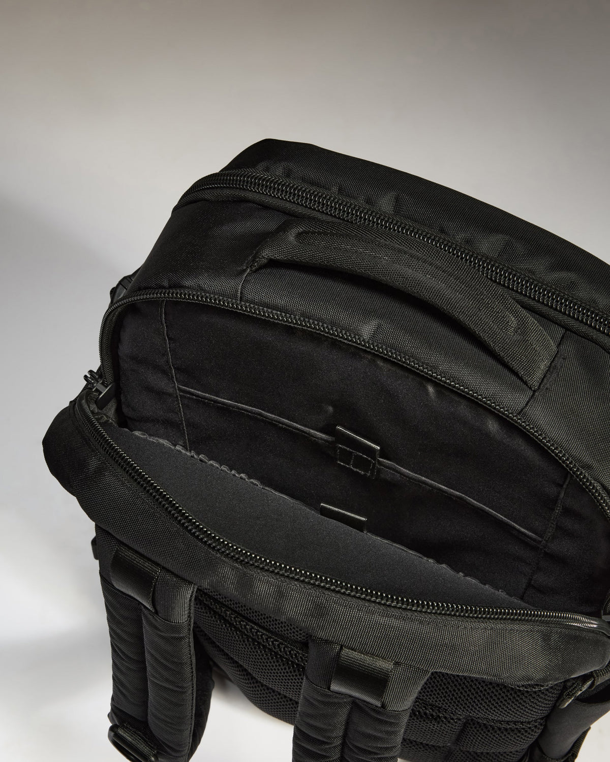 Discovery 28L Backpack in Black