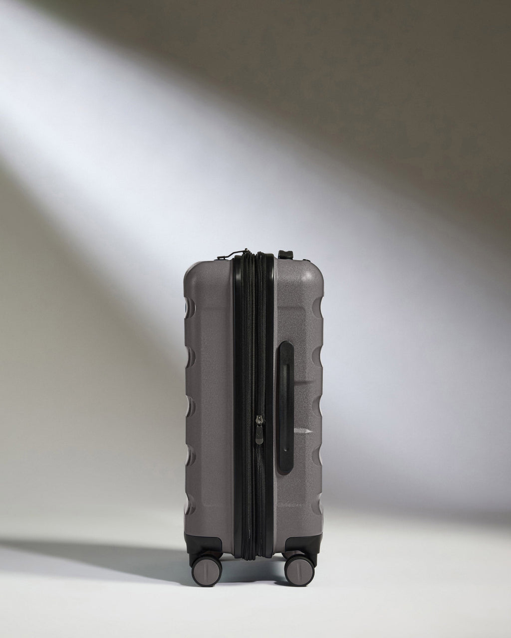 Expandable Cabin Suitcase in Gloss Gull Grey - Logo Stripe