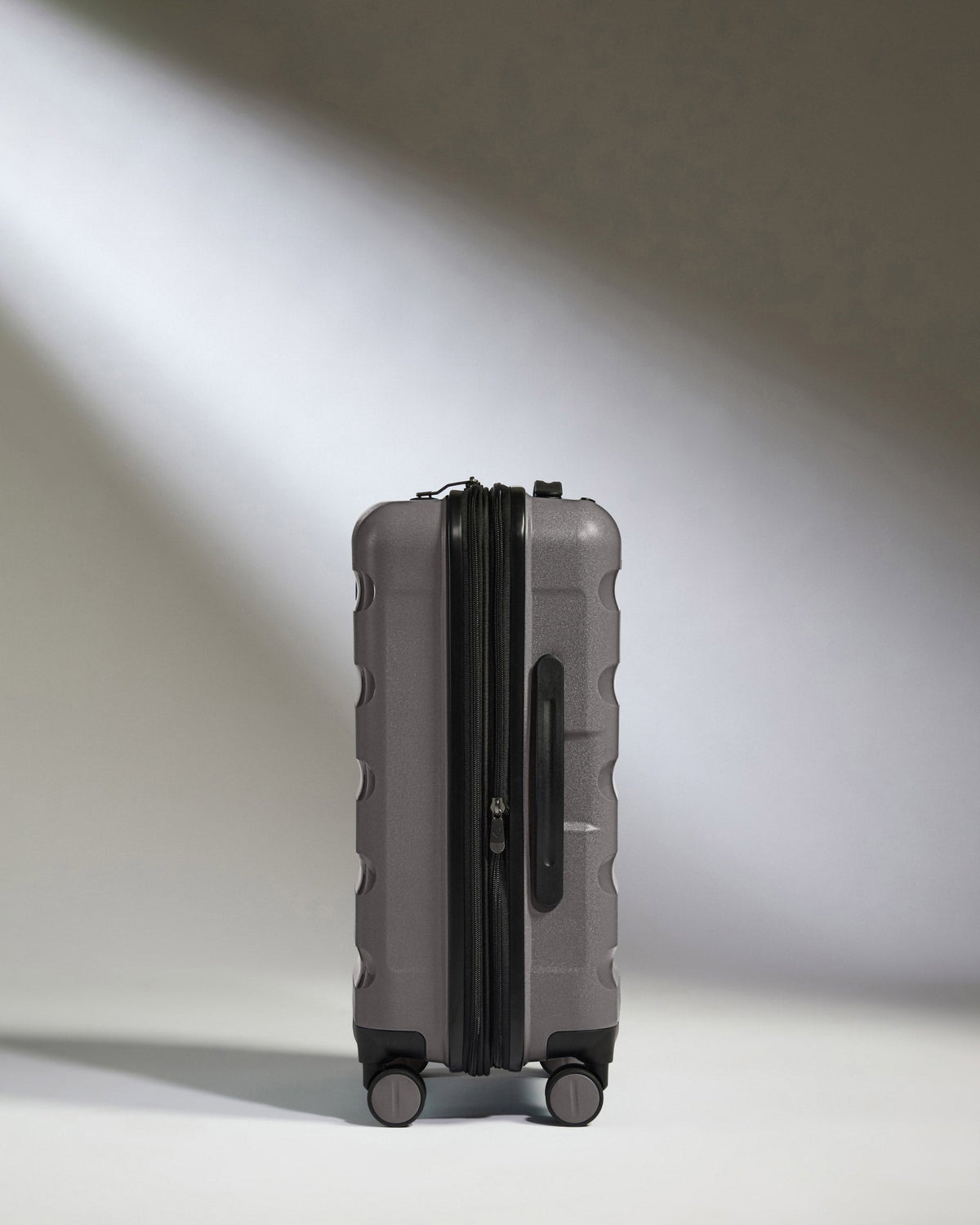 Expandable Cabin Suitcase in Gloss Gull Grey - Logo Stripe