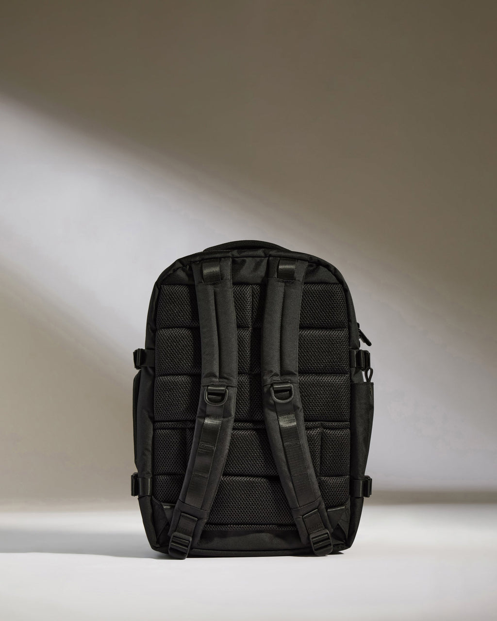 Discovery 28L Backpack in Black