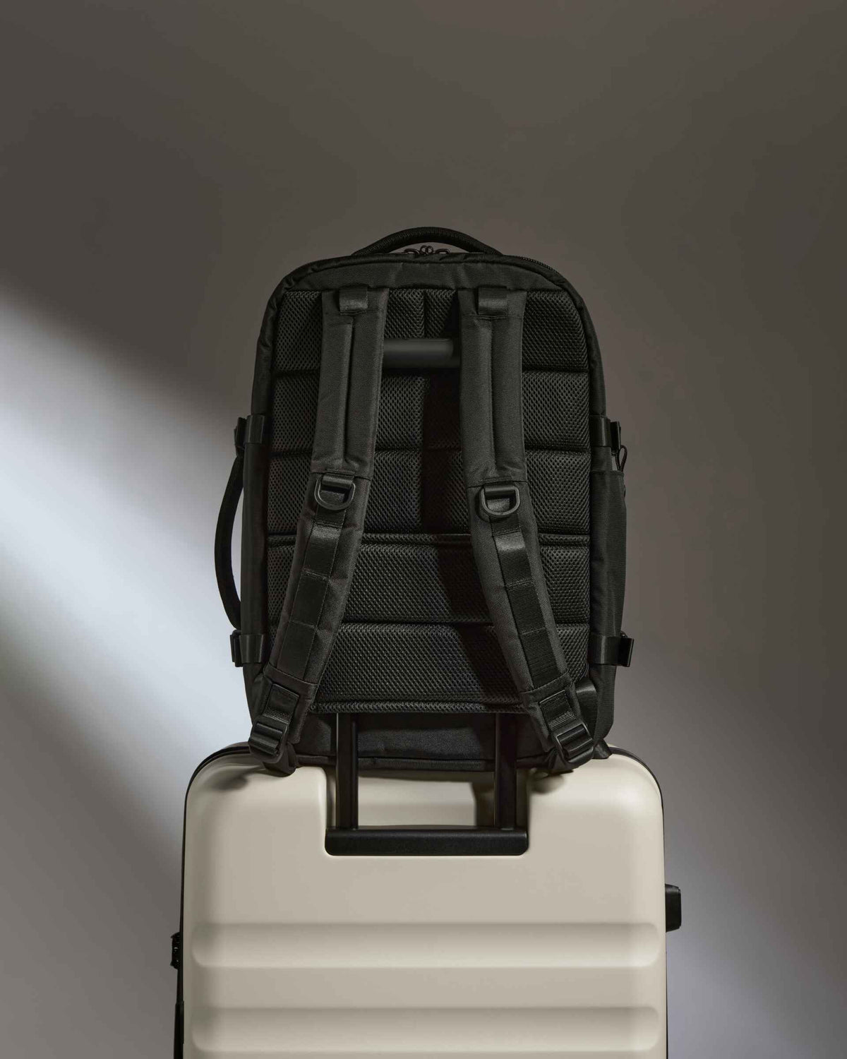Discovery 28L Backpack in Carbon Black