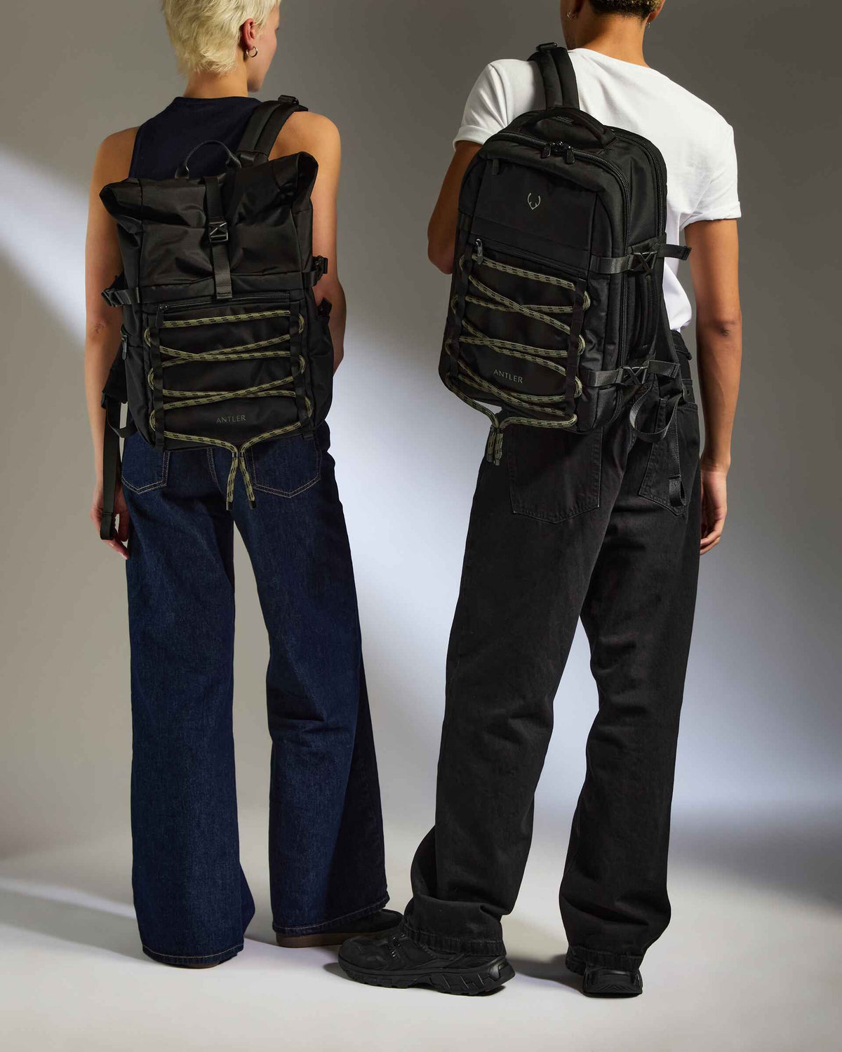Discovery 28L Backpack in Carbon Black